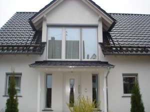 Das fertige Vordach mit eingedecktem Dach
